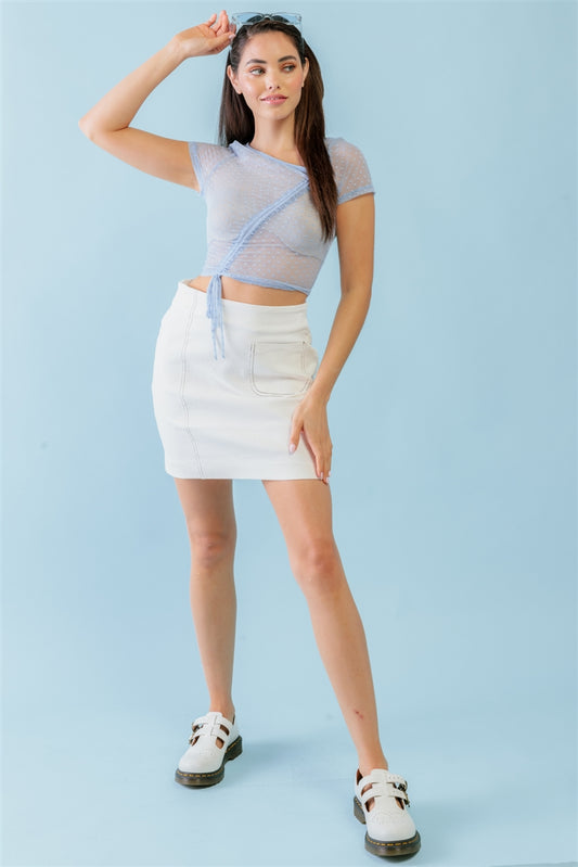 Top corto con detalle de frente fruncido de malla transparente con estampado de lunares azul claro