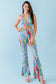 Conjunto de top corto con espalda abierta fruncida y cuello halter con estampado abstracto multicolor y pantalones de cintura alta
