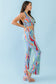 Conjunto de top corto con espalda abierta fruncida y cuello halter con estampado abstracto multicolor y pantalones de cintura alta