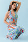 Conjunto de top corto con espalda abierta fruncida y cuello halter con estampado abstracto multicolor y pantalones de cintura alta