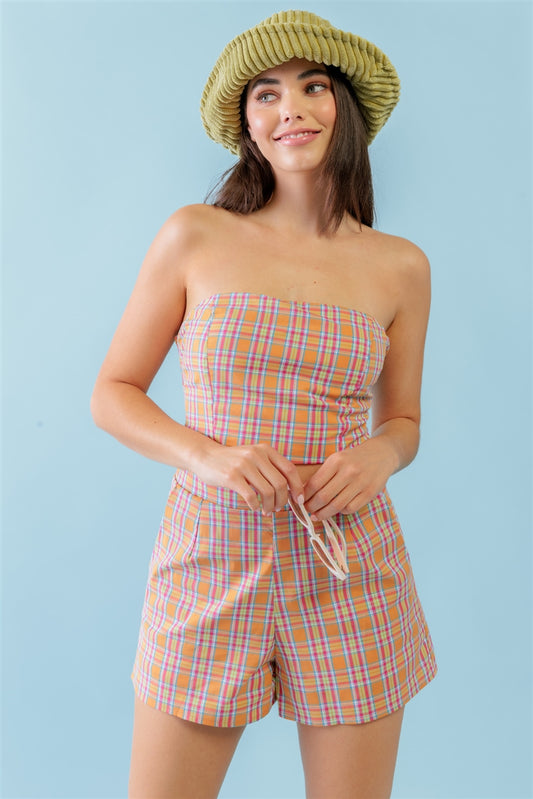 Conjunto de top corto sin tirantes de algodón con estampado a cuadros naranja y aguamarina y pantalones cortos de cintura alta con dos bolsillos